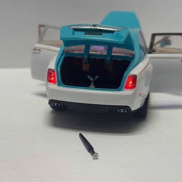1:24 Rolls-Royce Phantom Metal Diecast White Tiffany Blue WITH LEDS Roll-Back - Picture 7 of 10